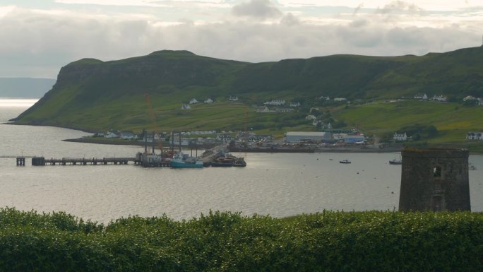 斯凯岛上风景如画的港口村庄，有码头和停泊的渔船