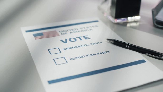 选举日建立录像。投票站的桌子上放着一张纸选票，上面有美国国旗和民主党和共和党候选人。美国总统大选
