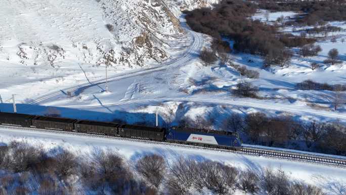 雪原铁路上行驶的货运列车