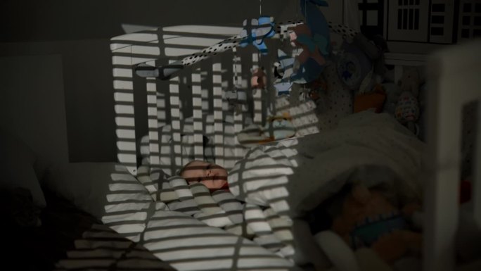 白天，条纹阴影落在躺在婴儿床上的男婴身上的手持照片