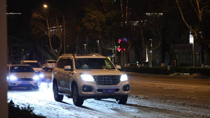 雪天夜晚交警指挥交通