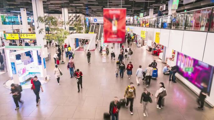 长时间曝光拥挤的通勤者和游客在高峰时间在阿姆斯特丹史基浦机场行走，阿姆斯特丹，荷兰，欧洲，旅游和交通