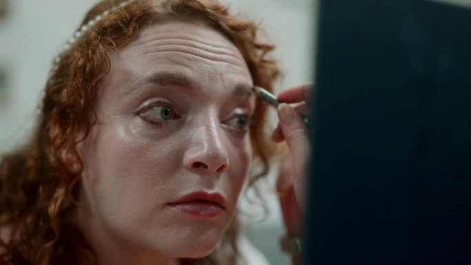 一个女演员用眉笔的特写