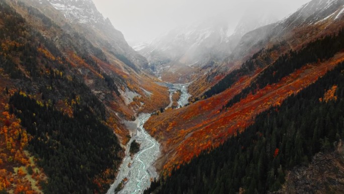 秋天，无人机拍摄了乔治亚州梅斯提亚山脉令人叹为观止的美景
