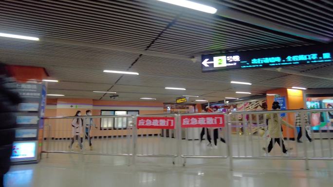 上海城市地铁乘客人流视频素材90