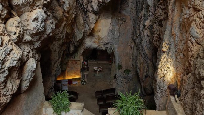位于洞穴中的天主教圣所