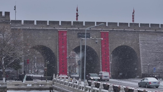 2024西安首场大雪城墙建国门航拍