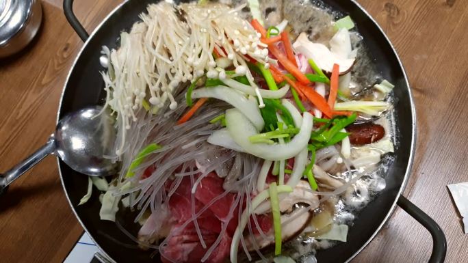 手煮韩式火锅，混合肉片和蔬菜烤肉汤