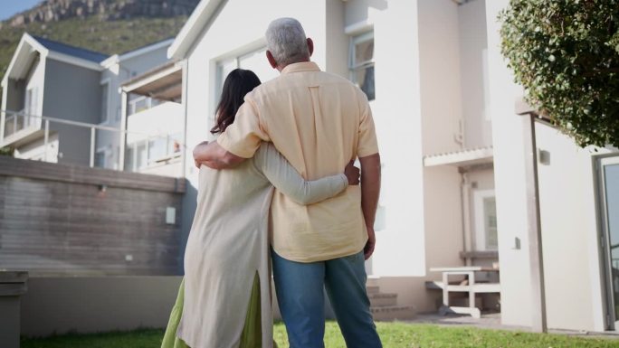 夫妇，拥抱户外和新房，房地产或财产，投资与业主在附近。老人在后院的背影，计划退休和搬进梦想之家的想法