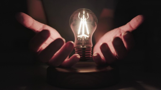 创意新想法概念用手浮灯泡，商业，成功，智慧，灵感，想象力，天才