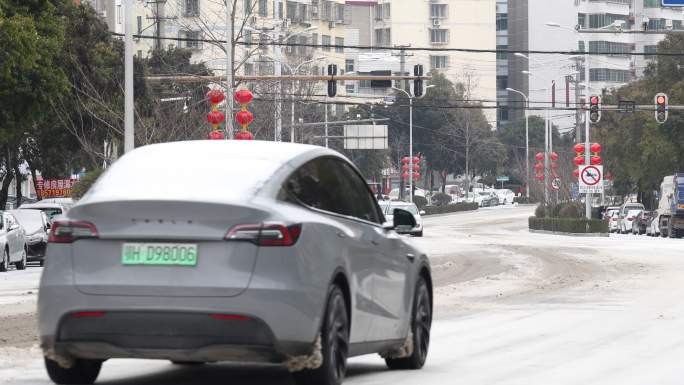 汽车行驶在正在融雪的道路上