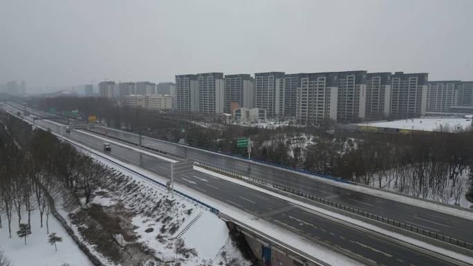 高速公路城市雪景