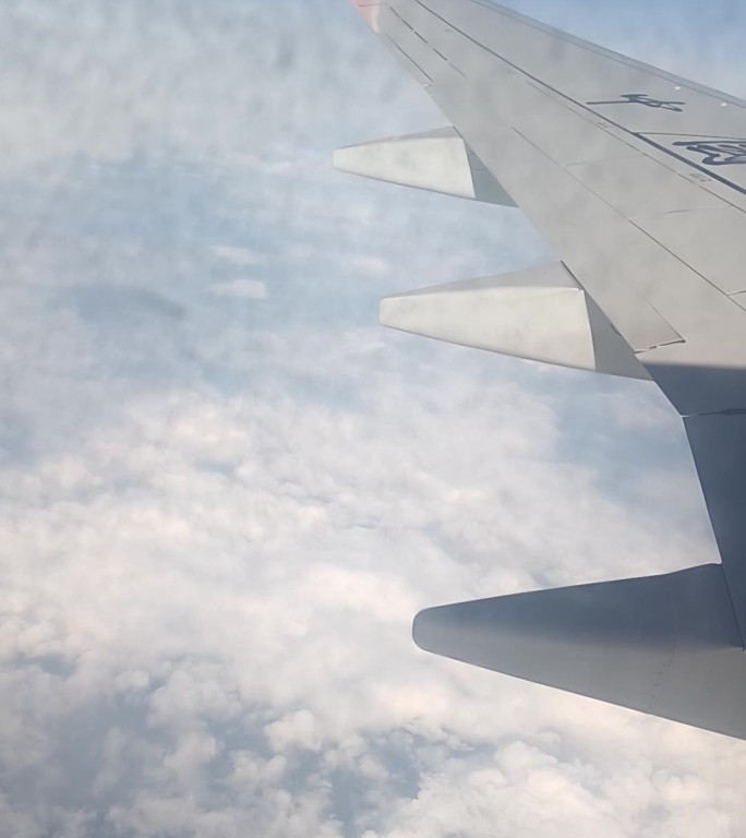 空中拍摄飞机窗外视角云彩多多
