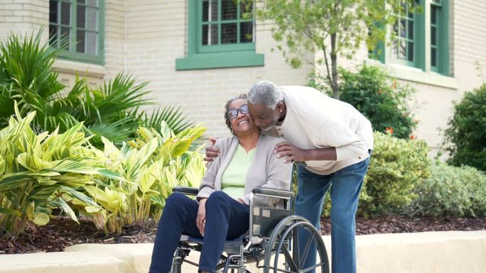 老年非裔美国夫妇，坐轮椅的女人