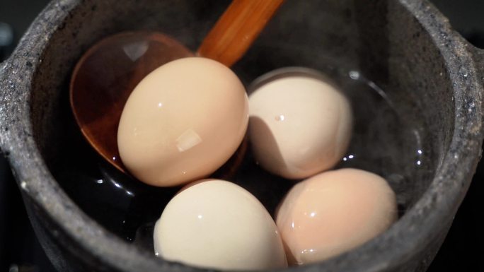 鸡蛋从砂锅中捞出