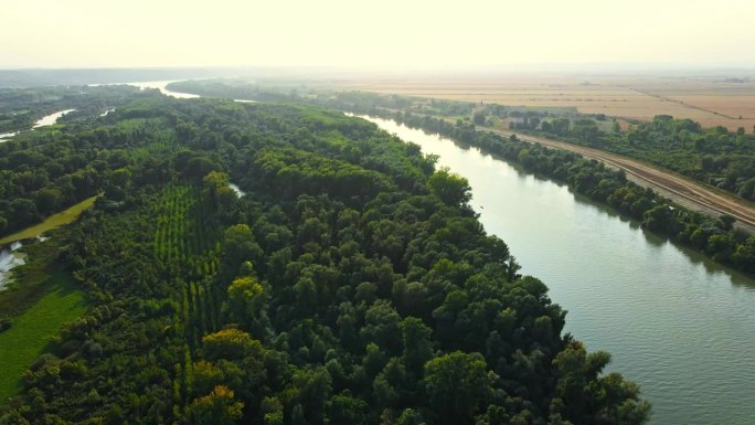 无人机拍摄的多瑙河上大片河岛被洪水淹没，被树木覆盖