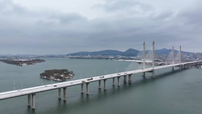 航拍襄阳汉江月亮湾公园冬天雪景自然风光