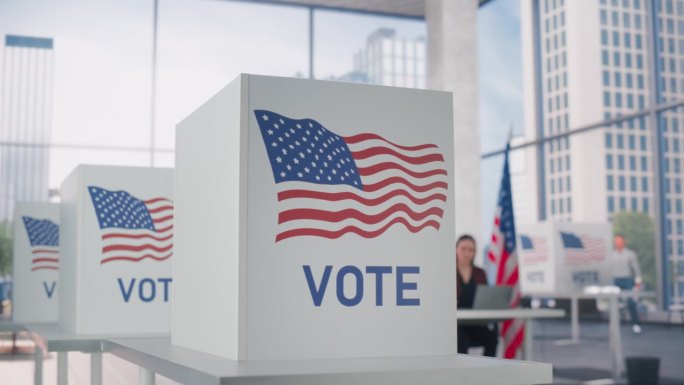 选举日建立录像。现代化的投票站，在商务中心宽敞的房间里设有美国国旗的投票站。投票官员坐在桌子后面