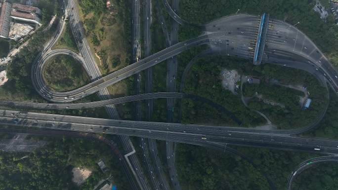 航拍云端下的深圳高速公路