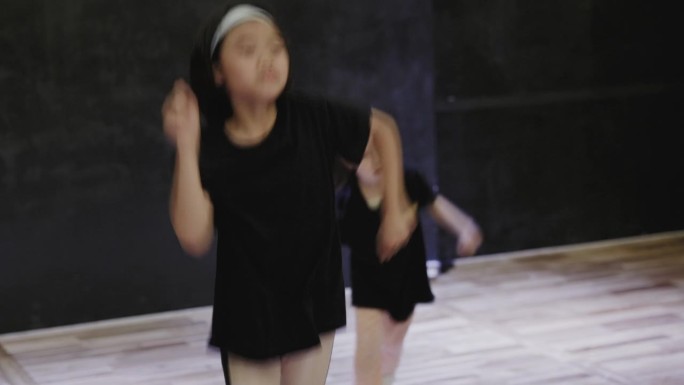 日本孩子在嘻哈舞蹈课上玩得很开心