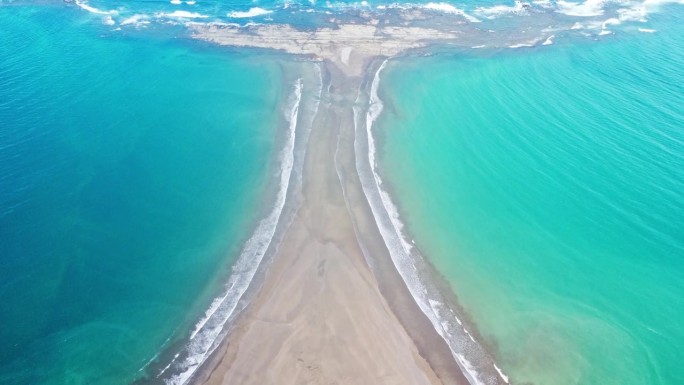 在哥斯达黎加的巴莱纳海洋国家公园，在蓝绿色海洋周围的鲸鱼尾沙形成和森林的空中多利