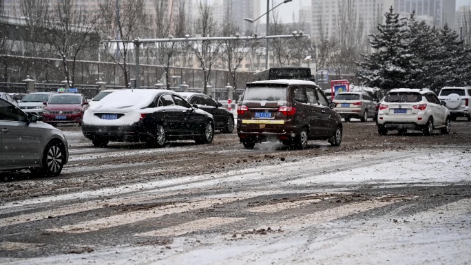 冬季下雪天道路交通