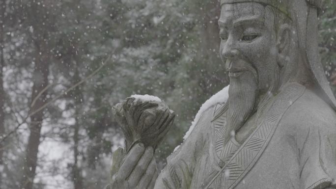 药圣李时珍雕像雪景灰片