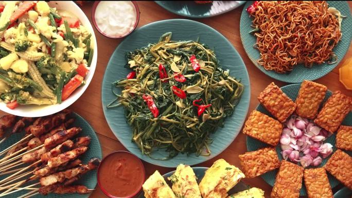 家庭餐桌上的新鲜亚洲美食特写。健康亚洲烹饪理念，东方产品烹饪。彩色蔬菜与油炸豆豉和自制酱碗的俯视图