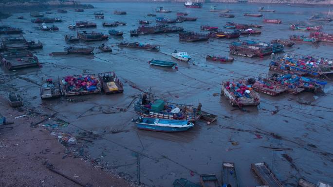 海边 停靠渔船