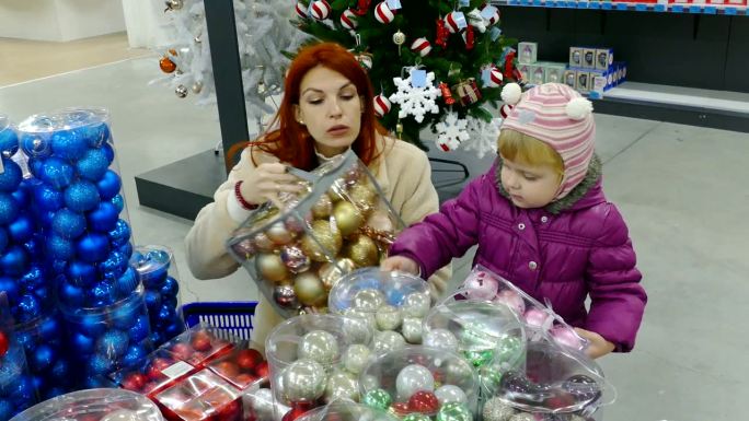 一位年轻女子和一个女孩在圣诞玩具店