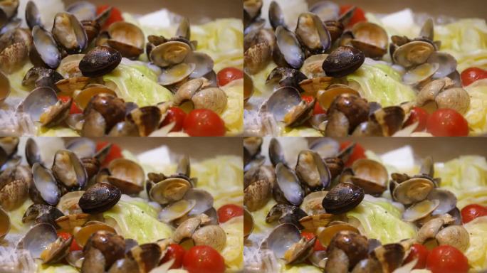 水疯狂的。一个炖蛤蜊、鳕鱼和蔬菜的视频。