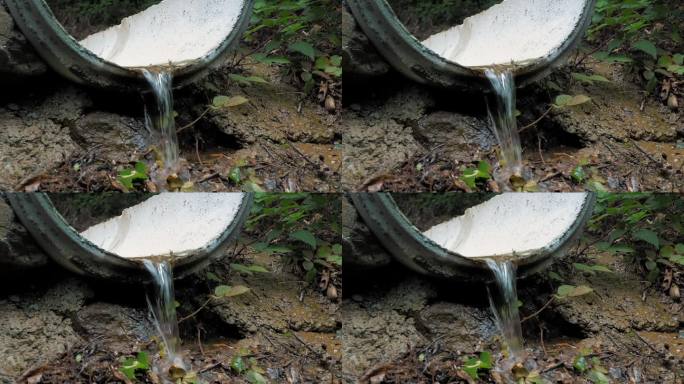 森林的排水系统。水流过沟渠。阿尔卑斯山的森林和公园排水系统。防降水排水系统。环境保护。