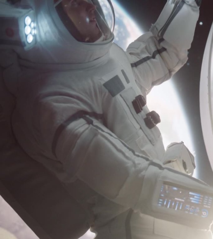 垂直画面:年轻男宇航员在外太空进行飞船维修和检查。身着太空服的训练有素的专业人员在飞船外执行舱外任务