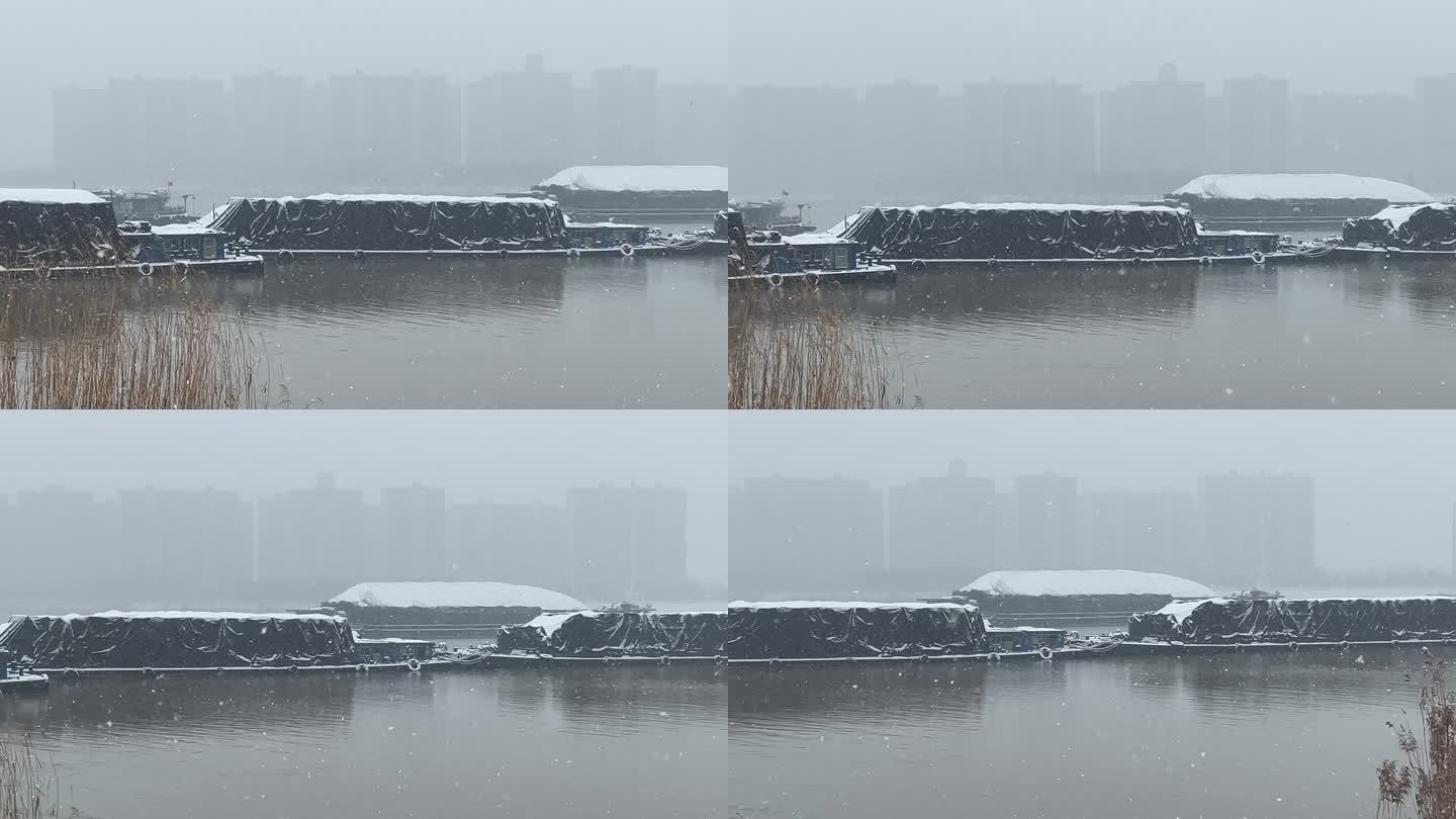 大雪中京杭大运河上的运输船只
