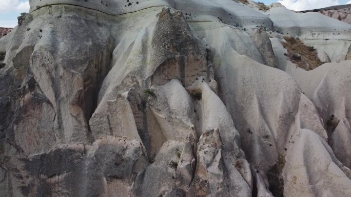 无人机在位于土耳其安纳托利亚中部的卡帕多西亚天然岩层周围，从画面的右侧移动到左侧。