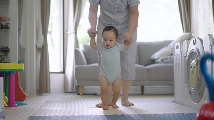 母亲在家里训练儿子学走路