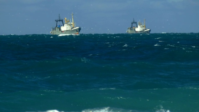 拖网渔船在暴风雨中捕鱼