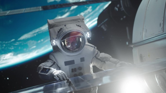 一位英俊的年轻宇航员在外太空调查卫星上的太阳能电池板的肖像。身着太空服在飞船外执行舱外活动的训练有素