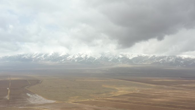 雪山下的肥沃土地