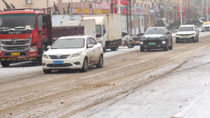 下雪天开车，小区下雪