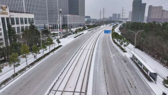 武汉光谷有轨电车在冻雨大雪冰天雪地里行驶