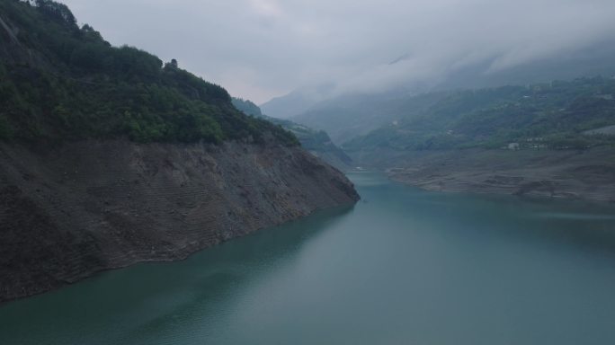 航拍雨后湖泊水库美景