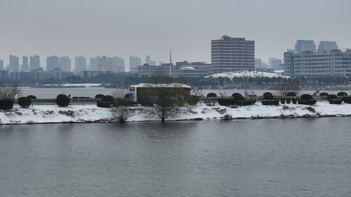 武汉冻雨大雪霰雪上下班的人群挤公交车纪实