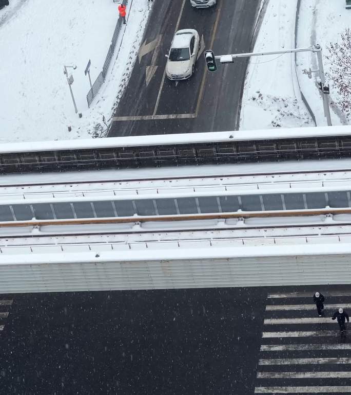 冬天城市暴风雪天气行驶的轨道交通列车