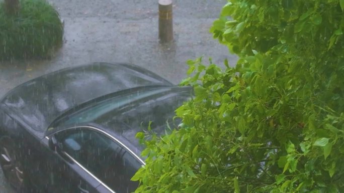 城市马路道路下暴雨倾盆大雨下雨天雨水雨滴