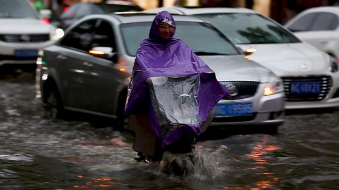 电动车大雨水中行驶