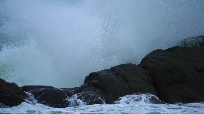 海浪拍打礁石-高速摄影