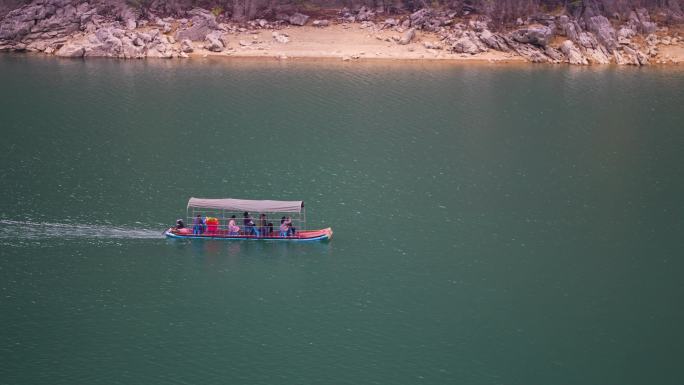 泛舟湖上浩坤湖