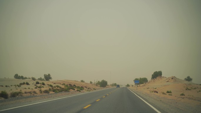 汽车行驶在沙漠公路驾驶第一视角车窗外风景