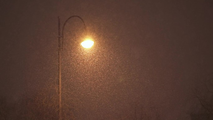大雪中闪烁的路灯 路灯忽闪灯坏了